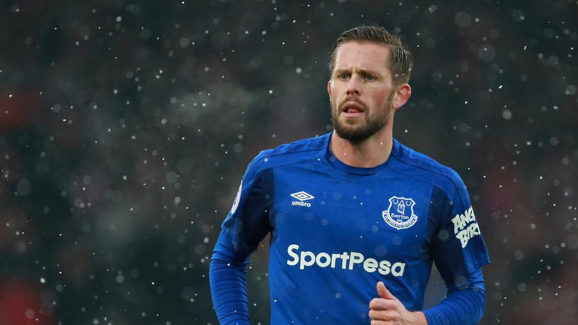 “缆绳滑水：东桃花岛赛场极速挑战，观众激情四射”